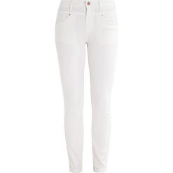 Vila VIKARISMA COMMIT Jeans Skinny Fit cloud dancer. Białe rurki damskie Vila. W wyprzedaży za 132,30 zł.