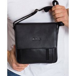 Skórzana miejska torba męska na ramię listonoszka MODEL 787-NDM PA BLACK. Czarne torby męskie skórzane PIERRE ANDREUS, w paski, ze skóry, eleganckie, na ramię, małe. Za 315,90 zł.