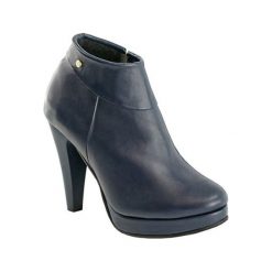 Skórzane botki w kolorze granatowym. Niebieskie botki damskie Bosccolo, ze skóry, bez obcasa, bez zapięcia. W wyprzedaży za 339,95 zł.