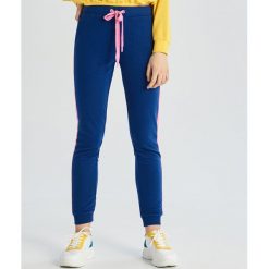 Spodnie joggery - Niebieski. Niebieskie spodnie damskie Sinsay, s. W wyprzedaży za 29,99 zł.