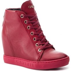 Sneakersy CARINII - B4078 J63-000-000-B88. Czerwone półbuty damskie Carinii, na co dzień, bez wzorów, ze skóry, bez obcasa, na koturnie, bez zapięcia. W wyprzedaży za 249,00 zł.