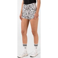 Adidas Originals Highlight Szorty Biały Wielokolorowy. Białe szorty damskie adidas Originals, bez wzorów, z bawełny. Za 335,95 zł.