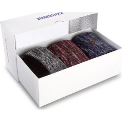 Zestaw 3 par wysokich skarpet damskich BIRKENSTOCK - Gift Box Xmas 1005919 Black/Red/Blue. Czerwone skarpetki damskie marki Birkenstock, bez wzorów, z elastanu. W wyprzedaży za 109,00 zł.