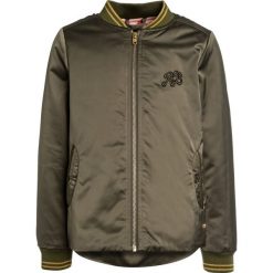 Scotch R'Belle JACKET WITH UNEVEN BOTTOM Kurtka zimowa military green. Zielone kurtki chłopięce marki Scotch R'Belle, na zimę, z poliesteru. Za 419,00 zł.