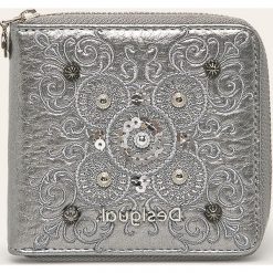 Desigual - Portfel. Czarne portfele damskie Desigual, bez wzorów, z poliesteru. W wyprzedaży za 89,90 zł.