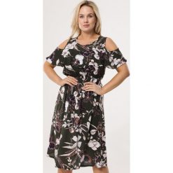 Zielona Sukienka Lily. Zielone sukienki damskie Born2be, xl, w kwiaty, z jeansu, bez kołnierzyka, z krótkim rękawem, krótkie, midi, z odkrytymi ramionami. Za 69,99 zł.