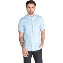 Tommy Hilfiger Koszula Niebieski. Niebieskie koszule męskie TOMMY HILFIGER, l, bez wzorów, ze lnu, bez kołnierzyka, z krótkim rękawem. Za 430,95 zł.