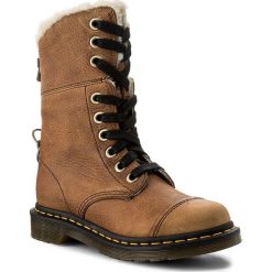 Kozaki DR. MARTENS - Aimilita Fl 22693220 Grizzly. Brązowe bez kategorii marki Dr. Martens, z materiału, przed kolano, na wysokim obcasie, na obcasie. W wyprzedaży za 549,00 zł.