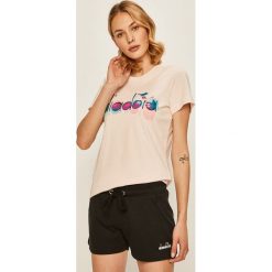 Diadora - T-shirt. Różowe bluzki damskie Diadora, s, z nadrukiem, z bawełny, casualowe, z okrągłym kołnierzem, z krótkim rękawem. W wyprzedaży za 79,90 zł.