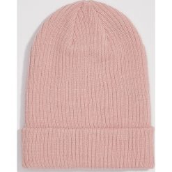 Prążkowana czapka beanie - Różowy. Różowe czapki damskie Sinsay, prążkowane. W wyprzedaży za 7,99 zł.