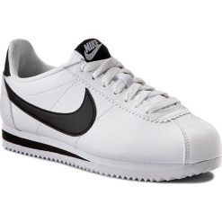 Buty NIKE - Classic Cortez Leather 807471 101 White/Black/White. Białe półbuty damskie Nike, na co dzień, bez wzorów, ze skóry ekologicznej, bez obcasa, na płaskiej podeszwie, bez zapięcia. W wyprzedaży za 289,00 zł.