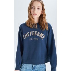 Bluza oversize z nadrukiem - Granatowy. Niebieskie bluzy damskie Cropp, s, z nadrukiem, bez rękawów, bez kaptura. Za 69,99 zł.