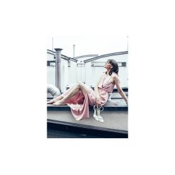 Długa sukienka premium wedding z głębokim dekoltem CASABLANCA. Różowe sukienki damskie Endoftheday, na imprezę, uniwersalny, bez wzorów, z tkaniny, wizytowe, z dekoltem na plecach, z długim rękawem, długie, maxi. Za 299,00 zł.