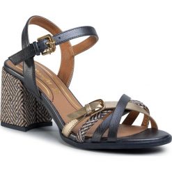 Sandały WRANGLER - Tropicana Holly WL01582A Navy 016. Niebieskie klapki damskie Wrangler, bez wzorów, ze skóry ekologicznej, bez obcasa, na obcasie. W wyprzedaży za 219,00 zł.