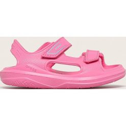 Crocs - Sandały dziecięce. Różowe sandały dziewczęce Crocs, z materiału, bez zapięcia. Za 119,90 zł.