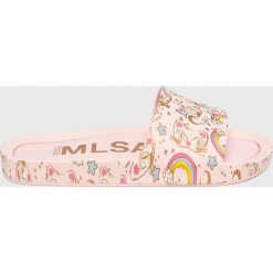 Melissa - Klapki. Różowe klapki damskie Melissa, bez wzorów, z gumy, bez obcasa, na obcasie. W wyprzedaży za 229,90 zł.