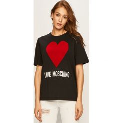 Love Moschino - T-shirt. Czarne bluzki damskie Love Moschino, m, z nadrukiem, z bawełny, z okrągłym kołnierzem. W wyprzedaży za 319,90 zł.