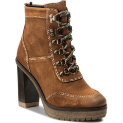 Botki TOMMY HILFIGER - DENIM Cleo 14B FW0FW01745 Winter Cognac 906. Brązowe buty zimowe damskie TOMMY HILFIGER, z denimu, na platformie, na zamek. W wyprzedaży za 399,00 zł.