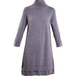 Repeat Sukienka dzianinowa medium grey. Szare sukienki dzianinowe Repeat. W wyprzedaży za 629,40 zł.