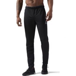 Spodnie do biegania męskie REEBOK WORKOUT READY TRACKSTER PANT BLACK / CW5031. Czarne spodnie męskie Reebok, na imprezę, s, bez wzorów, ze skóry, sportowe. Za 179,00 zł.
