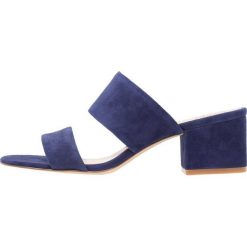 Klapki damskie: Vince Camuto FRANINE Klapki blue note