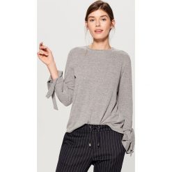 Sweter z wiązaniem przy rękawach - Szary. Szare bez kategorii marki Mohito, s. W wyprzedaży za 59,99 zł.