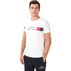 Tommy Hilfiger Koszulka Biały. Białe podkoszulki męskie TOMMY HILFIGER, m, z nadrukiem, z bawełny, bez kołnierzyka, krótkie. Za 221,95 zł.