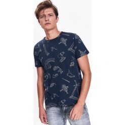 T-shirt męski z nadrukowanym wzorem. Niebieskie t-shirty męskie Top Secret, na zimę, xl, z nadrukiem, z bawełny, bez kołnierzyka, krótkie. W wyprzedaży za 19,99 zł.
