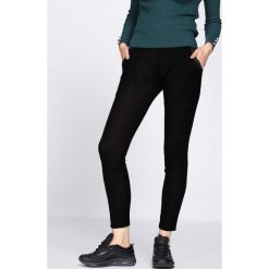 Czarne Spodnie Dresowe Tranquility. Czarne spodnie dresowe damskie Born2be, s, z dresówki. Za 29,99 zł.