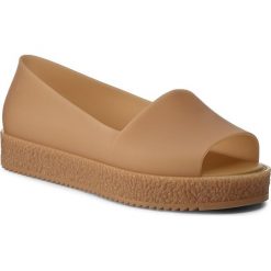 Półbuty MELISSA - Puzzle Ad 31882 Beige 01915. Brązowe półbuty damskie Melissa, bez wzorów, z tworzywa sztucznego, bez obcasa, na płaskiej podeszwie, bez zapięcia. W wyprzedaży za 179,00 zł.