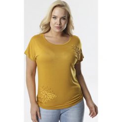 Camelowa Bluzka Thalura. Brązowe bluzki damskie Born2be, xl, z haftami, z dzianiny, glamour, z okrągłym kołnierzem, z krótkim rękawem. Za 39,99 zł.