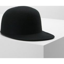 MAX&Co. ADORNARE Czapka z daszkiem nero. Czarne czapki z daszkiem damskie marki MAX&Co., z materiału. W wyprzedaży za 383,20 zł.