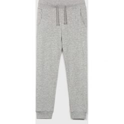 Guess Jeans - Spodnie dziecięce 118-175 cm. Czarne spodnie chłopięce Guess Jeans, z aplikacjami, z bawełny. Za 99,90 zł.