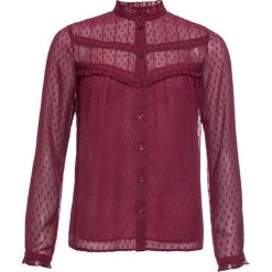 Bluzka z koronką bonprix czerwony rododendron. Fioletowe bluzki damskie bonprix, w koronkowe wzory, z koronki, eleganckie, bez kołnierzyka, bez rękawów. Za 109,99 zł.