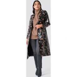 NA-KD Trend Kurtka PU z nadrukiem Rose - Black. Białe kurtki damskie marki NA-KD Trend, z nadrukiem, z jersey, z okrągłym kołnierzem. Za 364,95 zł.