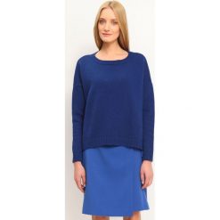 Sweter długi rękaw damski luźny. Niebieskie swetry damskie Top Secret, na zimę, bez wzorów, z wełny, eleganckie, z długim rękawem, długie, bez kaptura. W wyprzedaży za 59,99 zł.