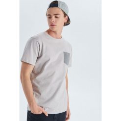 Koszulka basic z kieszenią - Jasny szary. Szare koszulki męskie Cropp, s, bez wzorów, bez kołnierzyka, bez rękawów. W wyprzedaży za 24,99 zł.