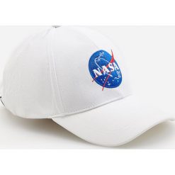 Czapka z daszkiem NASA - Biały. Białe czapki męskie Reserved, bez wzorów. W wyprzedaży za 29,99 zł.