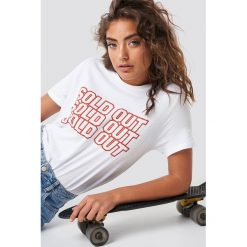 Astrid Olsen x NA-KD T-shirt Sold Out - White. Białe t-shirty damskie Astrid Olsen x NA-KD, z nadrukiem, z klasycznym kołnierzykiem. Za 72,95 zł.