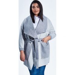 Szary płaszcz kardigan Klara duże rozmiary dla puszystych PLUS SIZE WIOSNA. Szare płaszcze damskie Moda Size Plus Iwanek, na wiosnę, xl, bez wzorów, z bawełny, eleganckie, bez rękawów, bez kaptura. Za 159,00 zł.