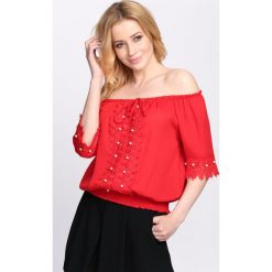 Czerwona Bluzka Rise the Sun. Czerwone bluzki damskie marki Born2be, s, bez wzorów, bez kołnierzyka, z krótkim rękawem. Za 69,99 zł.