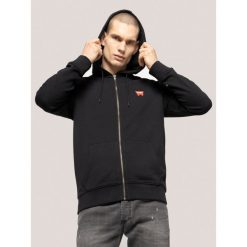 Bluza Wrangler Sign Off Zipthru W6B4HA100. Czarne bluzy męskie Wrangler, m, bez wzorów, bez kołnierzyka, bez rękawów, bez kaptura. W wyprzedaży za 169,00 zł.