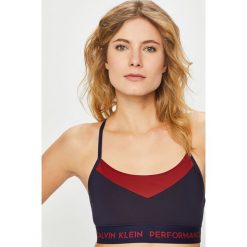 Calvin Klein Performance - Biustonosz. Niebieskie biustonosze sportowe damskie Calvin Klein Performance, s, bez wzorów, z elastanu. W wyprzedaży za 99,90 zł.