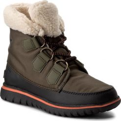 Śniegowce SOREL - Cozy Carnival NL2297 Nori/Black 383. Zielone kozaki damskie marki Sorel, z gumy, bez zapięcia. W wyprzedaży za 319,00 zł.