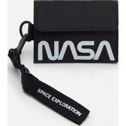 Portfel Nasa z brelokiem - Czarny. Czarne portfele męskie Cropp, bez wzorów. Za 39,99 zł.