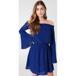 Sukienki: NA-KD Boho Sukienka z odkrytymi ramionami i szerokim rękawem – Blue