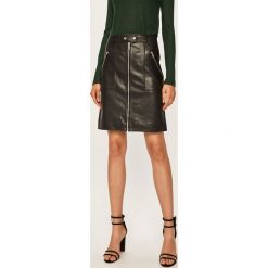 Pepe Jeans - Spódnica skórzana Jackson. Czarne spódniczki damskie Pepe Jeans, na co dzień, s, bez wzorów, z poliesteru, z podwyższonym stanem, mini, proste. W wyprzedaży za 599,90 zł.