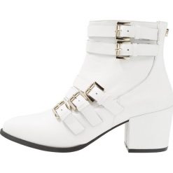 Steve Madden FIBBIE Ankle boot white. Białe botki damskie na zamek Steve Madden, z materiału. Za 629,00 zł.