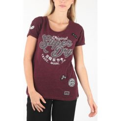 SuperDry Koszulka Czerwony. Czerwone koszulki damskie Superdry, xxs, z haftami, z bawełny, bez kołnierzyka. Za 206,95 zł.
