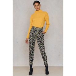 Spodnie z wysokim stanem: Qontrast X NA-KD Spodnie Piping – Multicolor